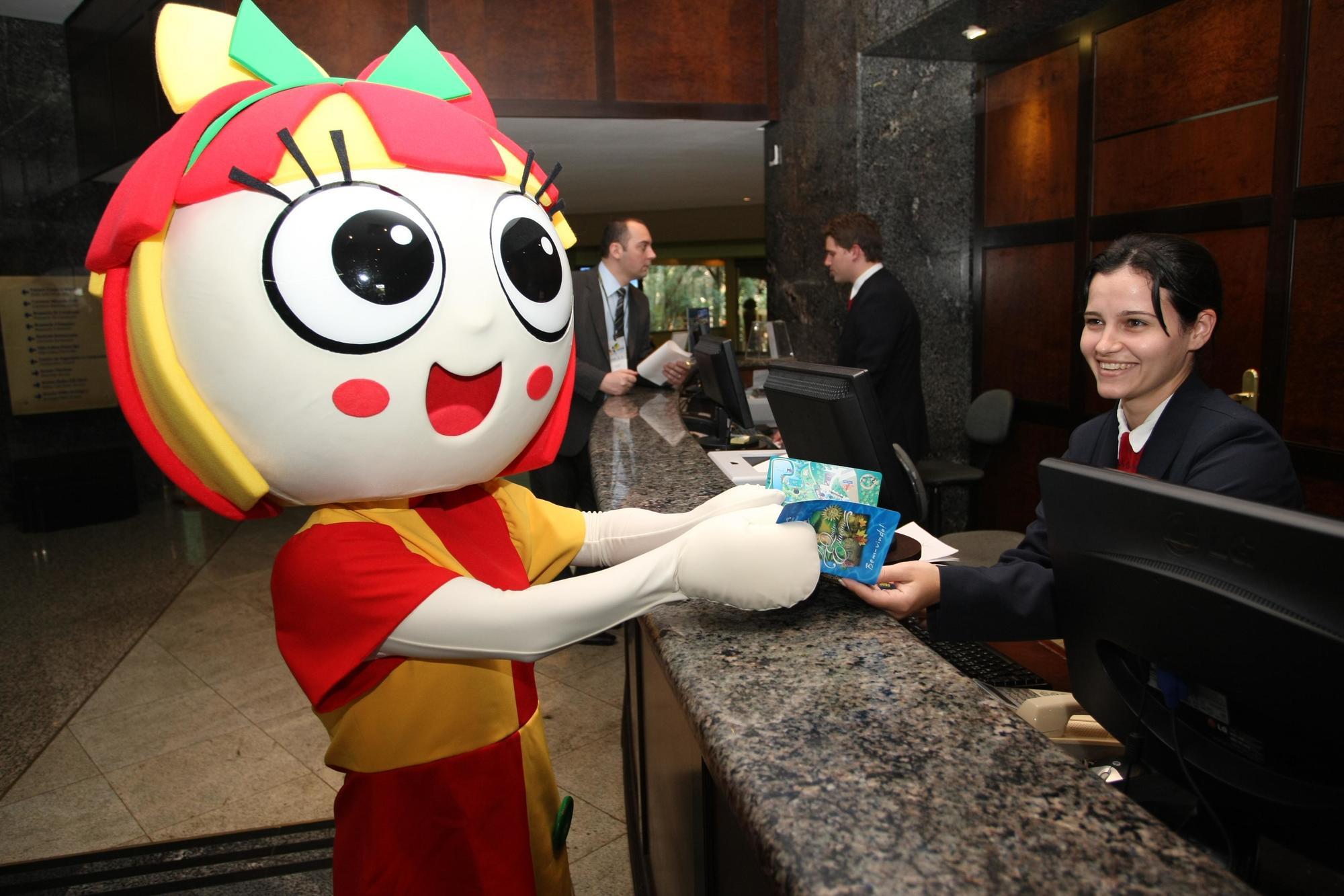 マブ テルマス グランド リゾート フォス・ド・イグアス エクステリア 写真 The mascot of the 2011 Pan American Games, Maya, at the Sheraton Hotel in Lima, Peru.